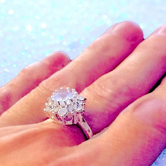 Silver Snowflake Shaped Cubic Zirconia Ring .925 NWT - Picture 4 of 7